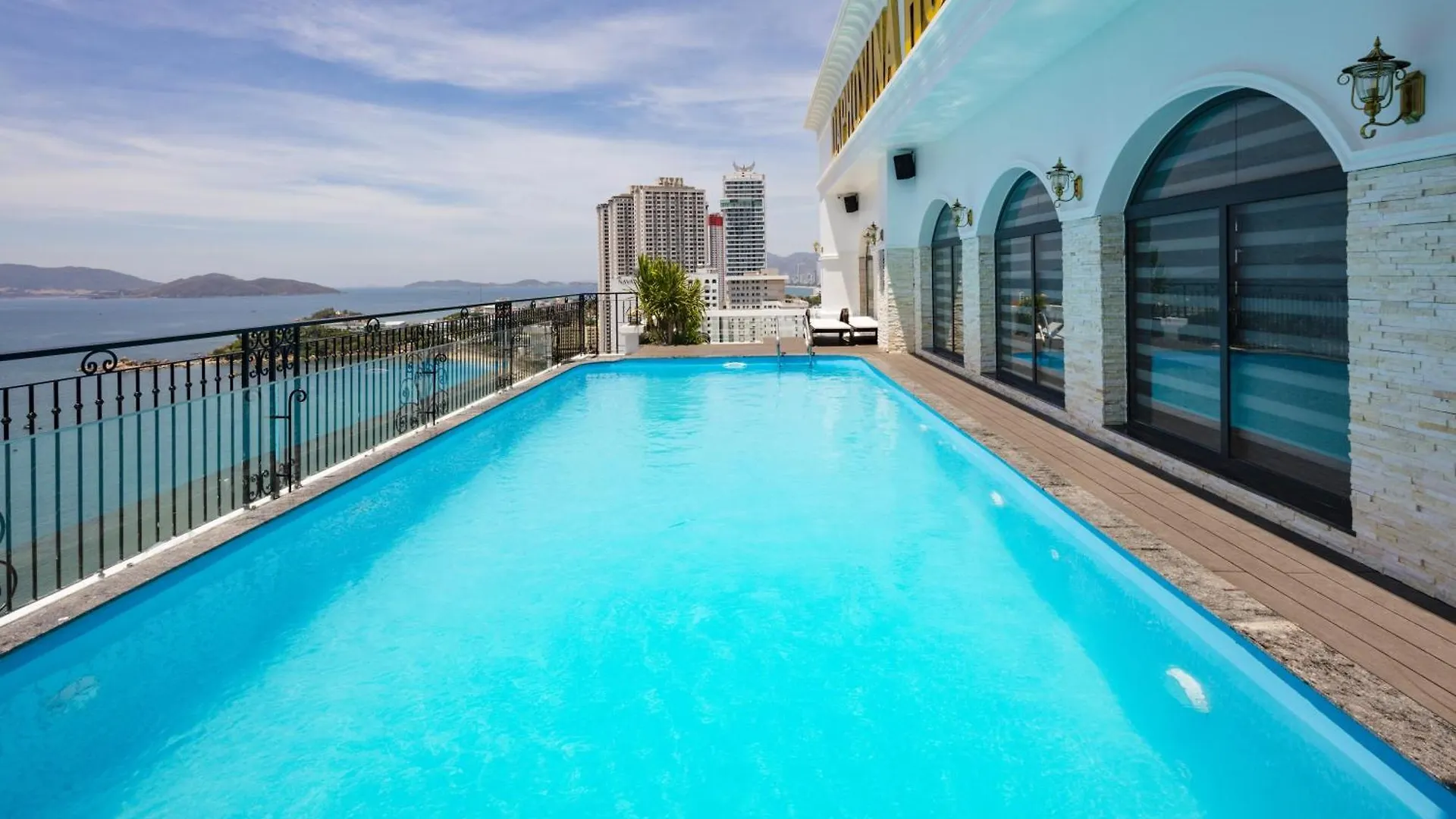 Daphovina Hotel Nha Trang 4*,