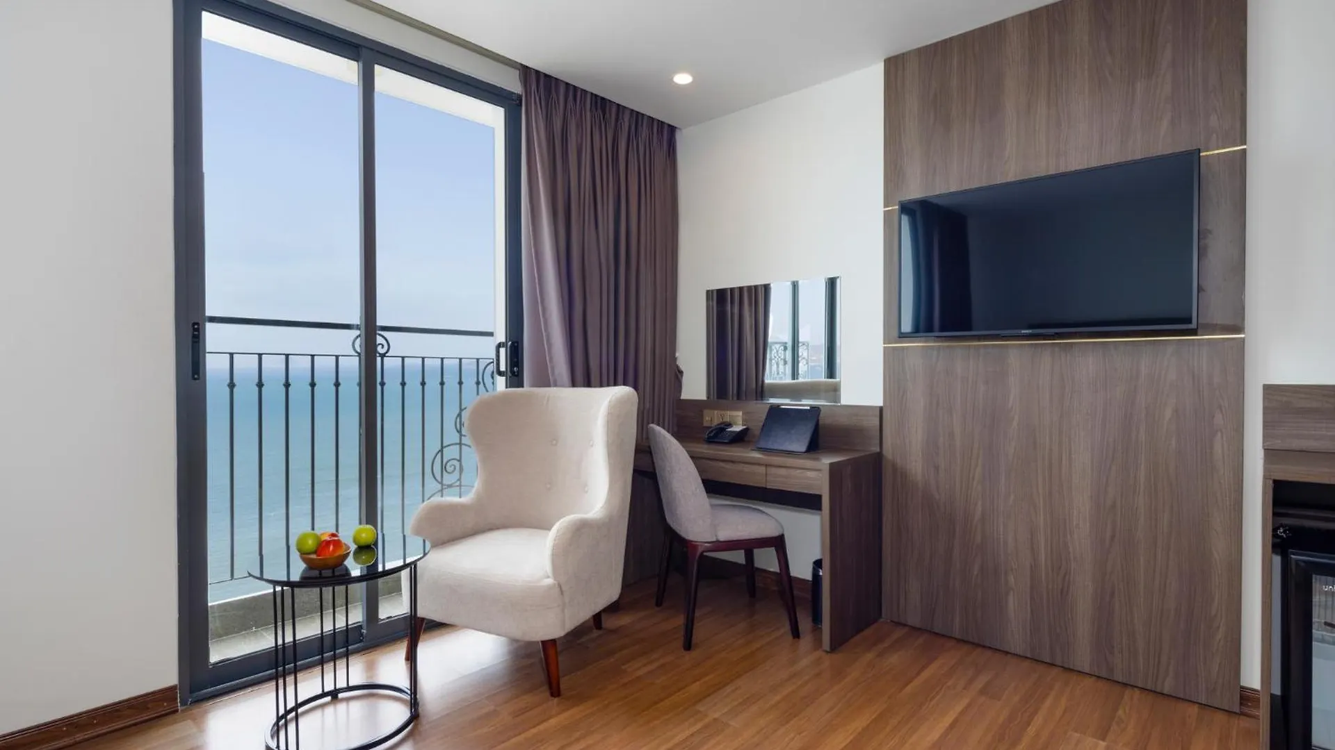 Daphovina Hotel Nha Trang 4*,  Vietnám
